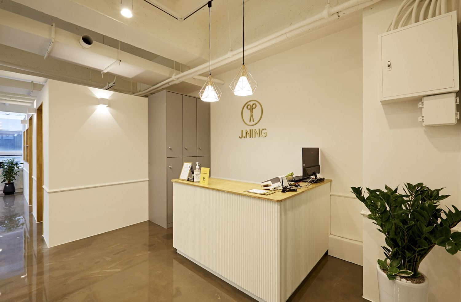 简约清新 15 坪美妆店设计-9