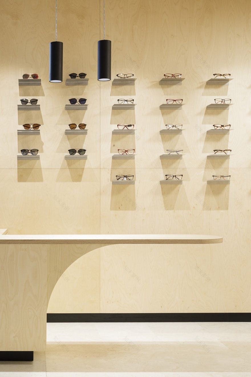 西班牙 Panóptica 眼镜店 | 曲线展墙划分空间,营造环绕式购物体验-27