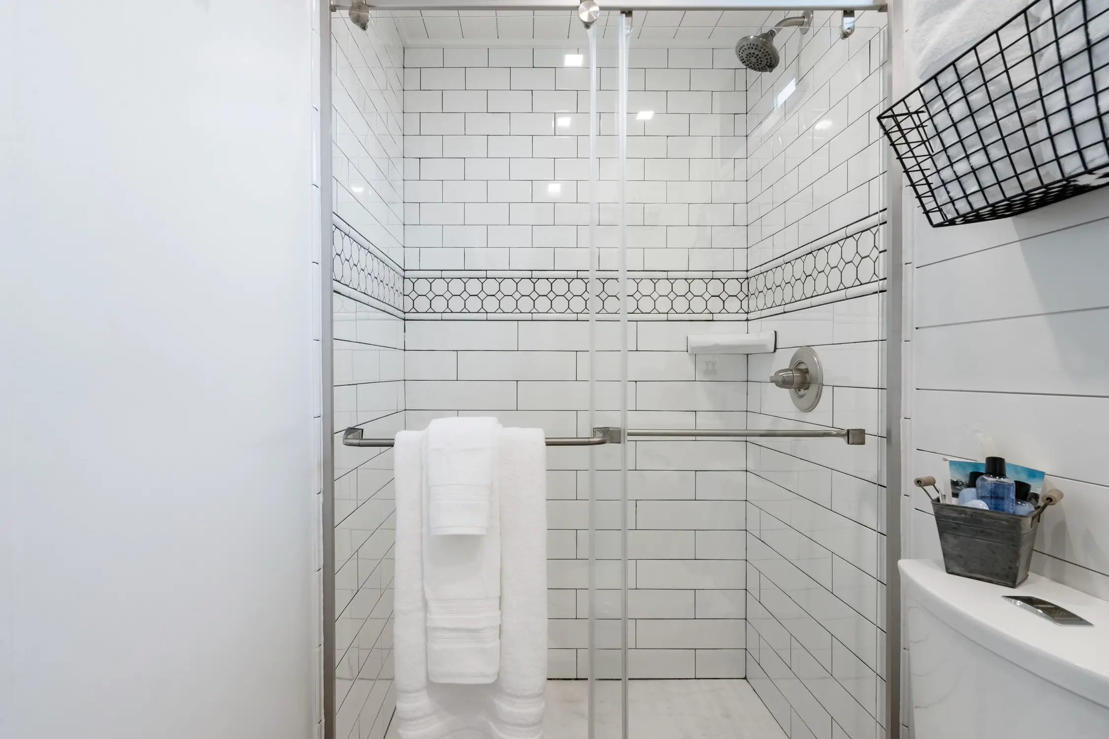 42m2 集装箱度假屋 | 现代设计与百年木料的完美融合-16