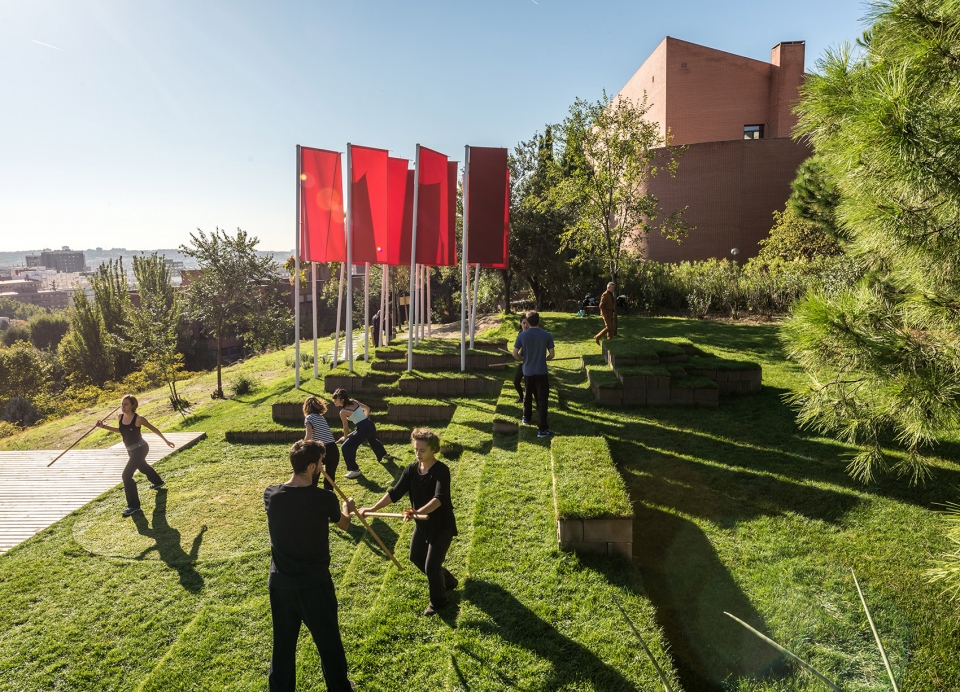 马德里戏剧学院“El Olimpo”公共空间 · 校园荒地的创意改造-7