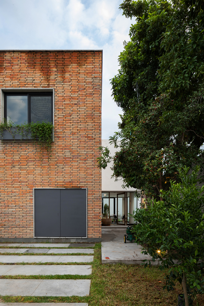 灵活空间满足家庭成长需求的双元素建筑-34