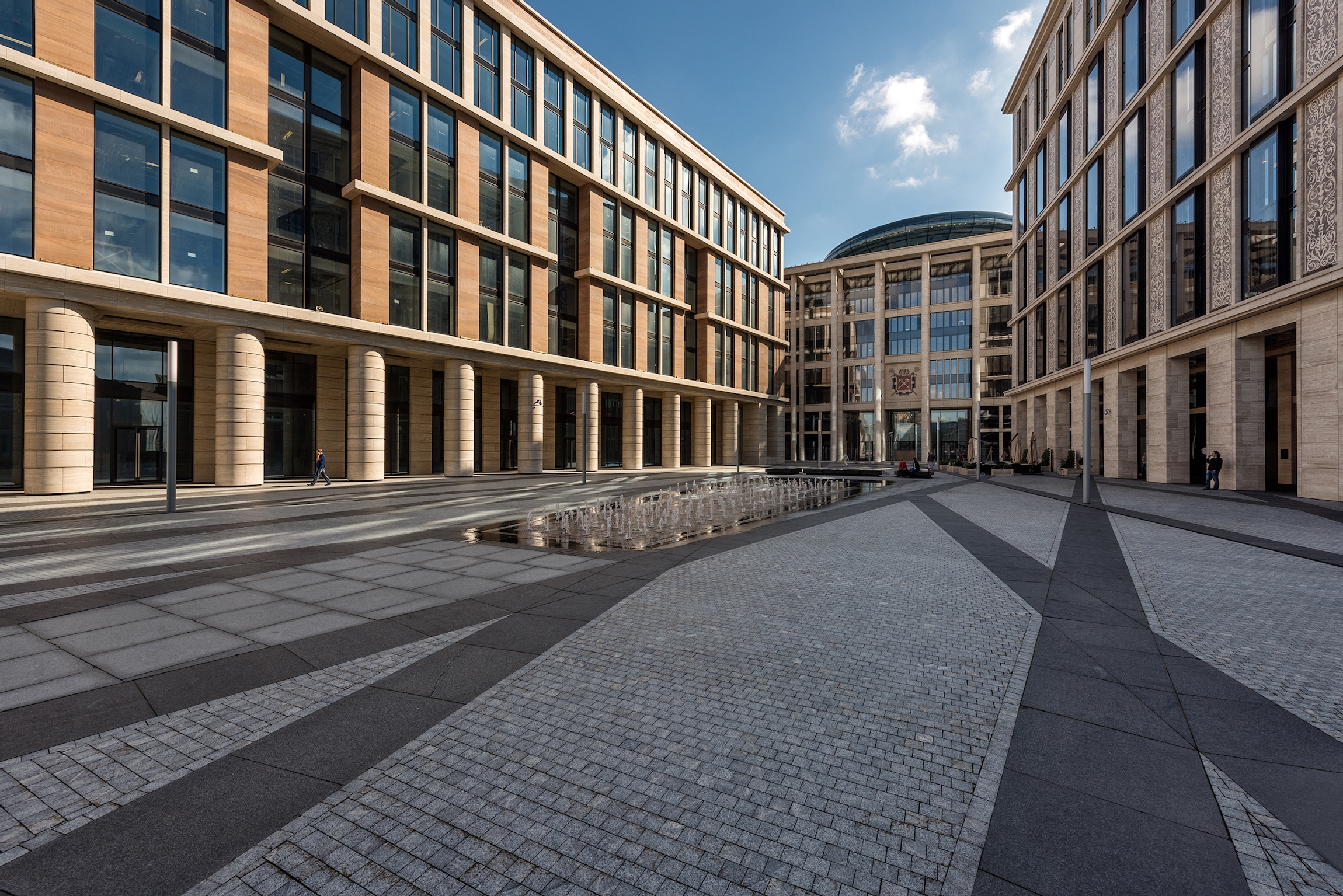 Àäìèíèñòðàòèâíûé è îáùåñòâåííî-äåëîâîé êîìïëåêñ «Íåâñêàÿ ðàòóøà»-1