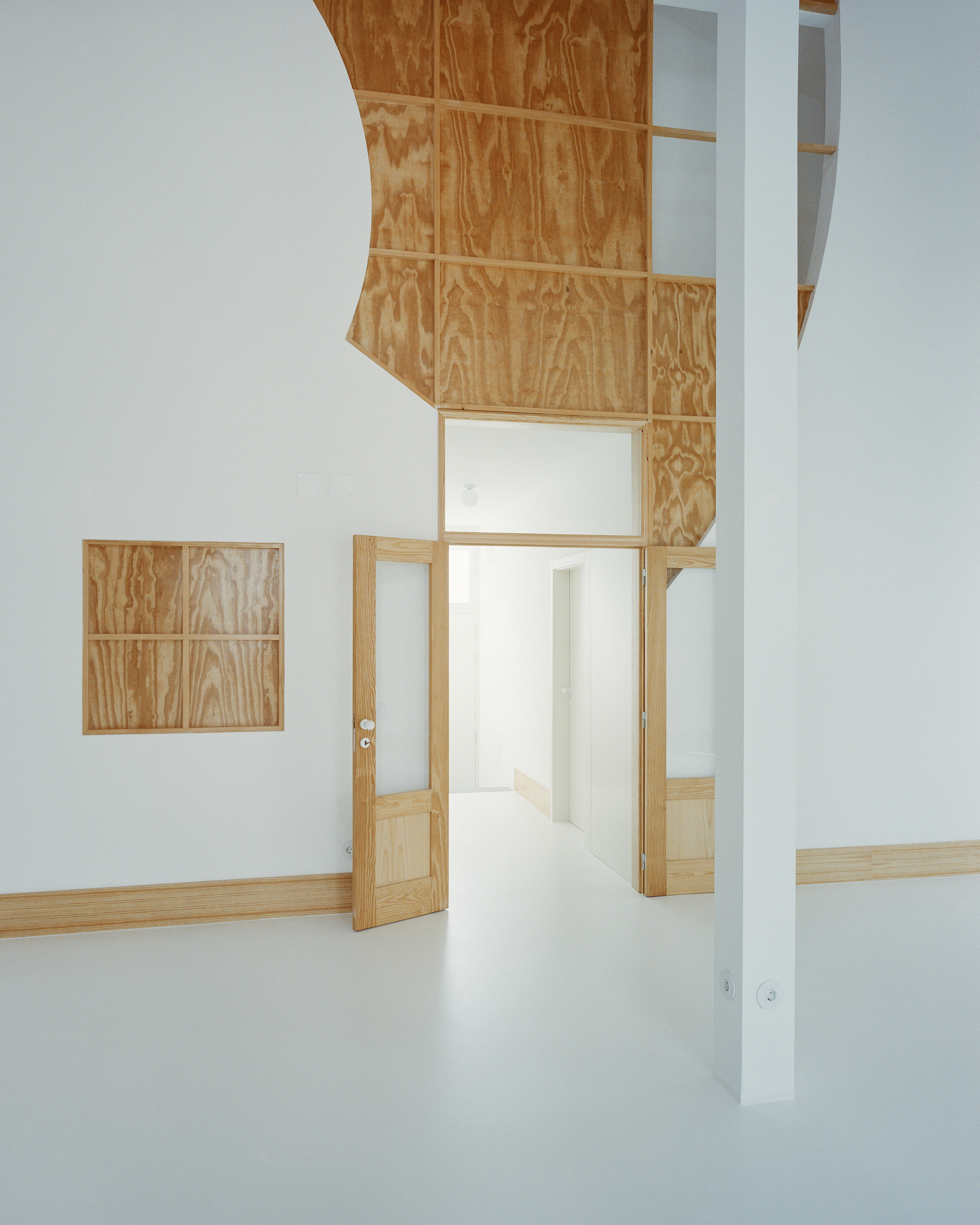 Cut(outs) House – Ceiling, Walls and Pillar  / Corpo Atelier-11