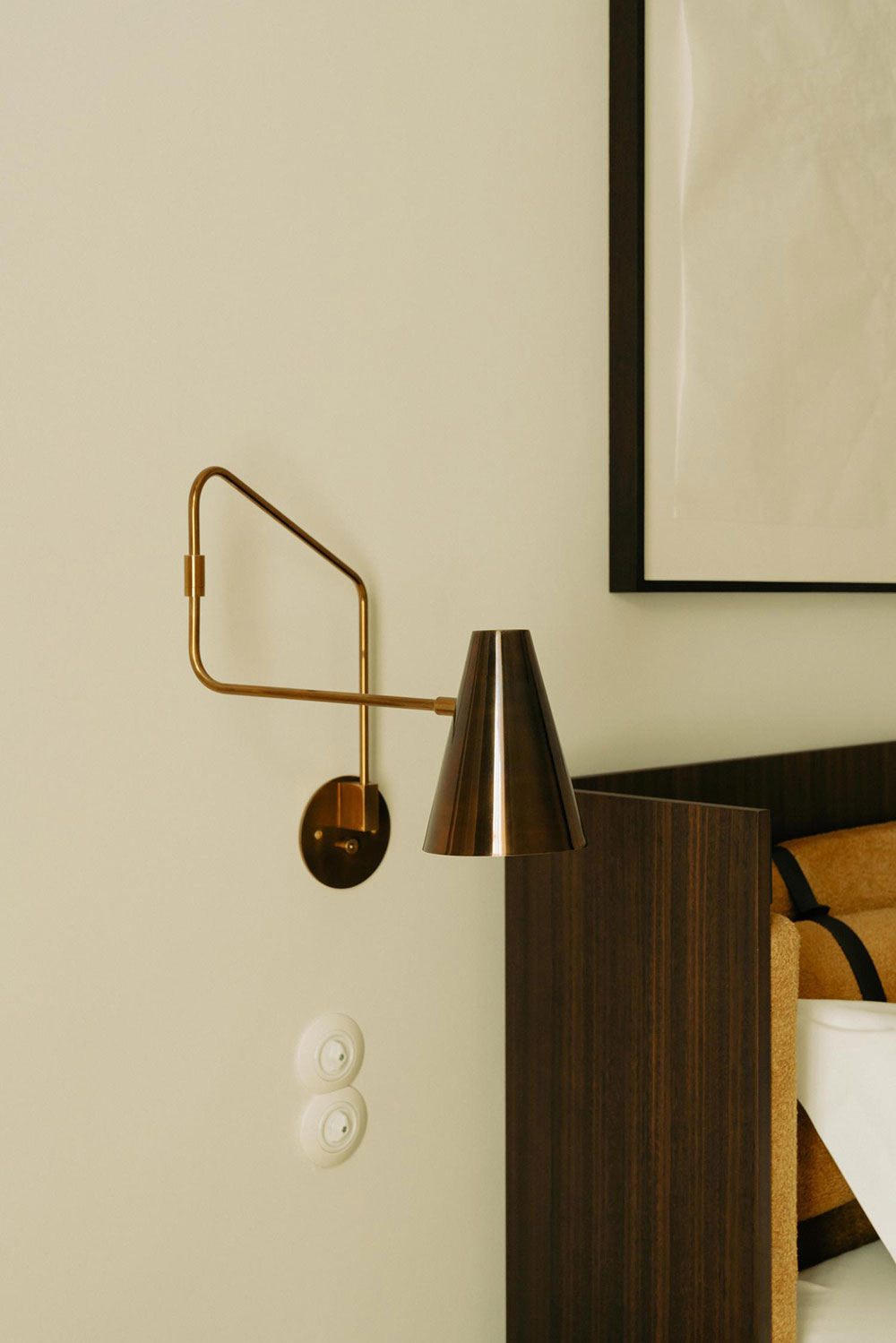 华丽的维也纳公寓,带有红色厨房和复古家具-20