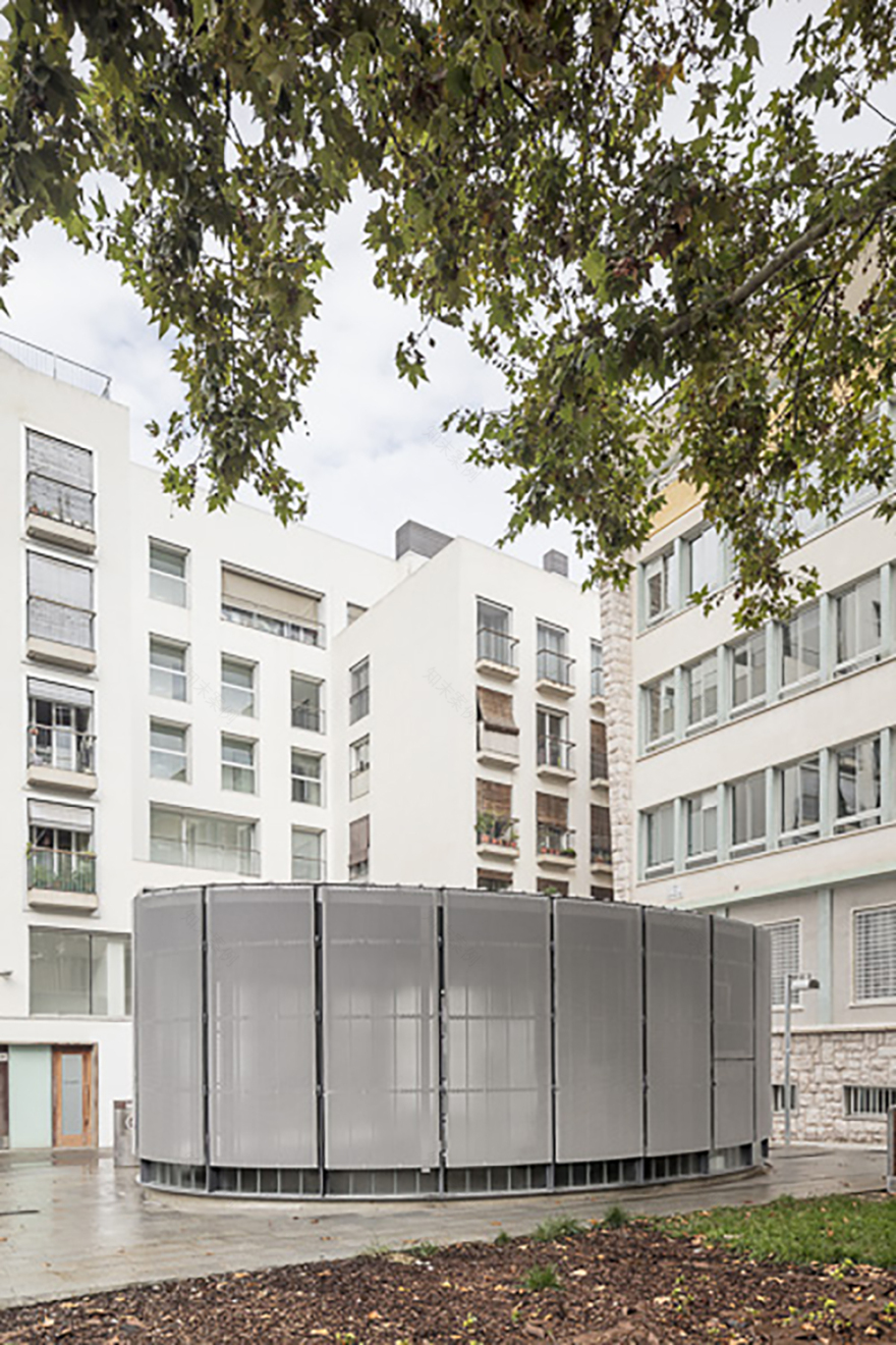 巴塞罗那临时绿色回收点 | 轻巧透明,融入街景-18