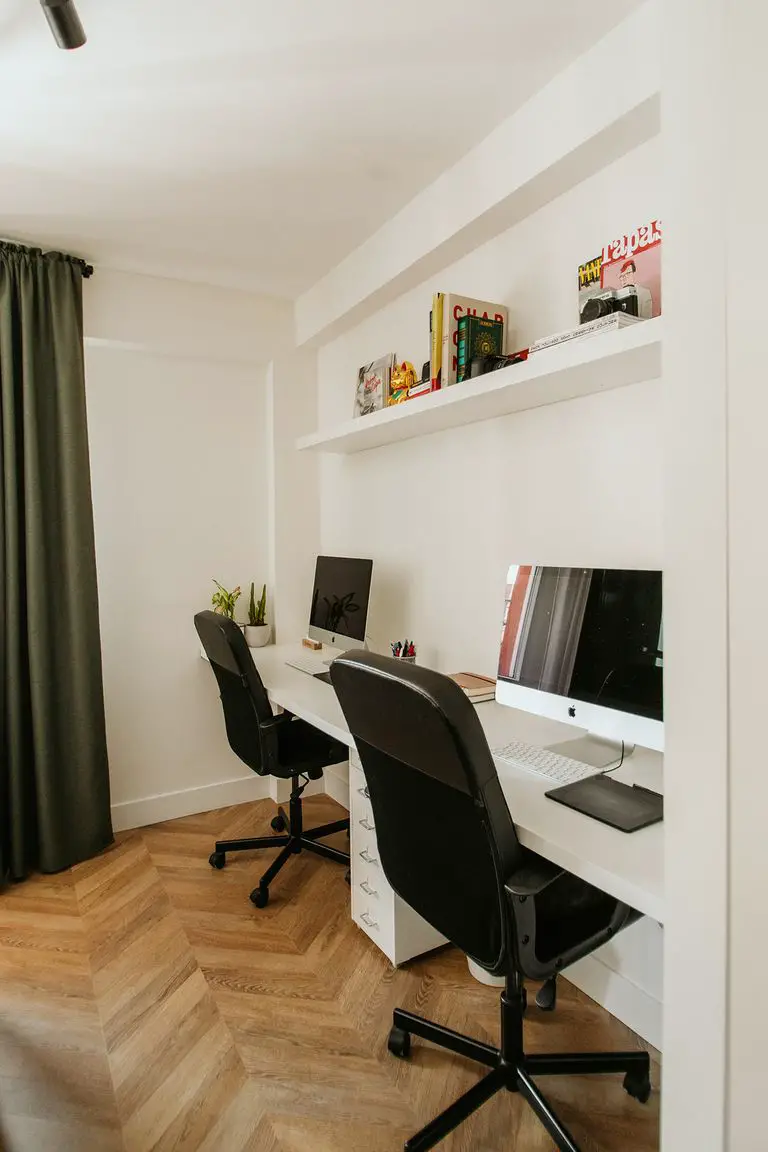 西班牙家庭公寓的工业风办公室设计-7