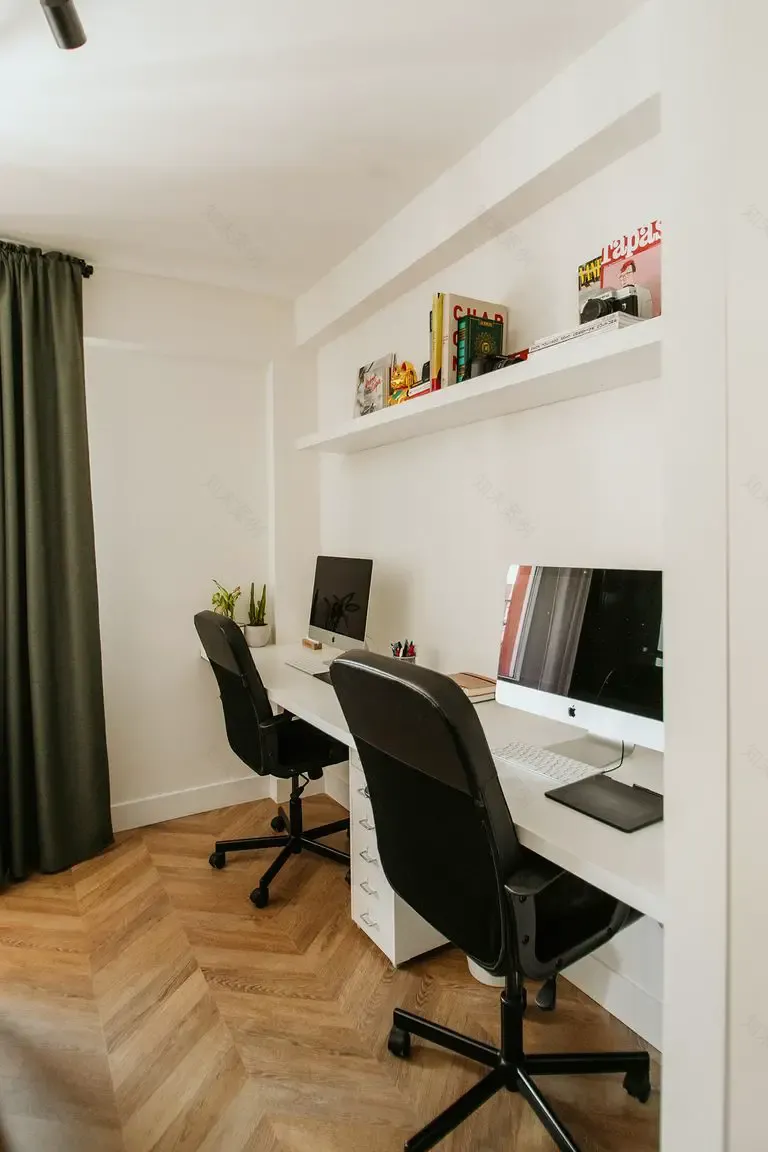 西班牙家庭公寓的工业风办公室设计-7