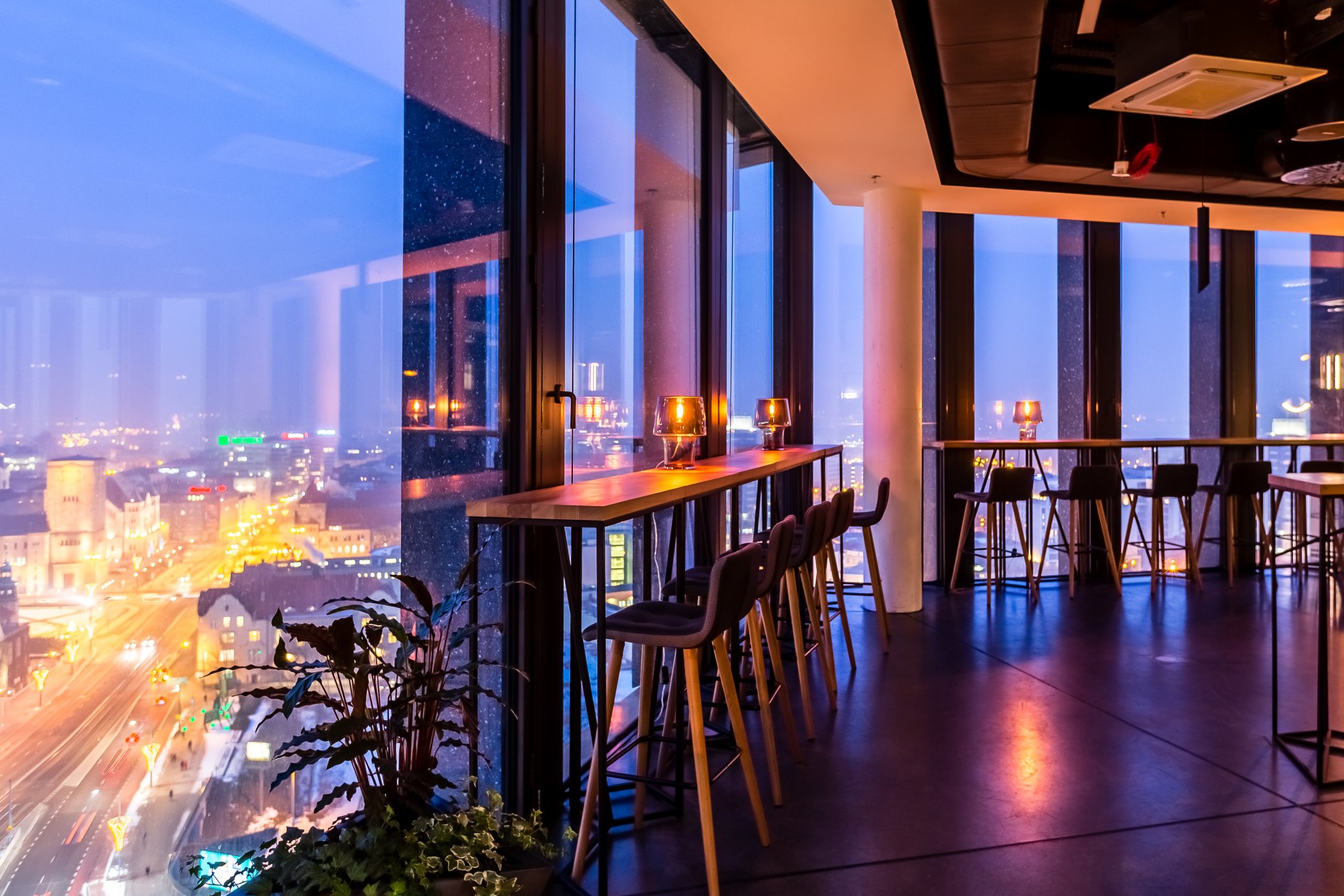 都市之巅 · MUS 餐厅的现代空间设计-16