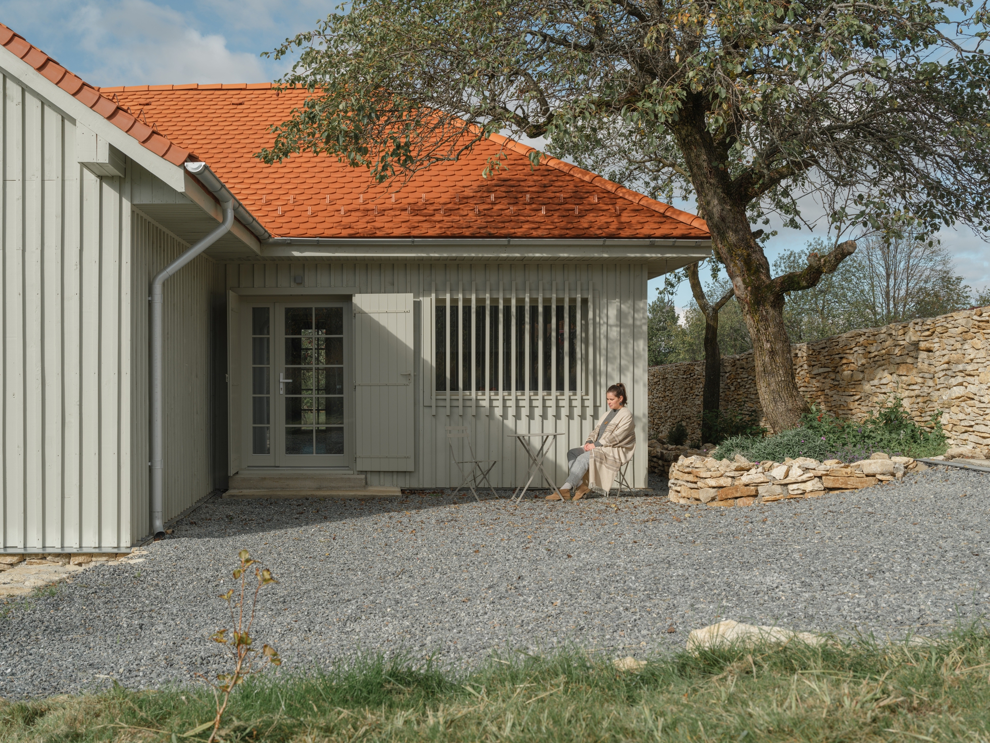 Recovery of a Country House and Barn / Vlad Sebastian Rusu and Studio 82-16