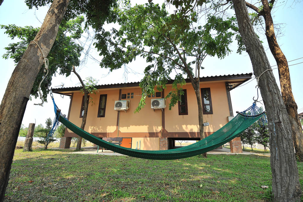 单层抬高地台带中央鱼池的现代风格住宅-15