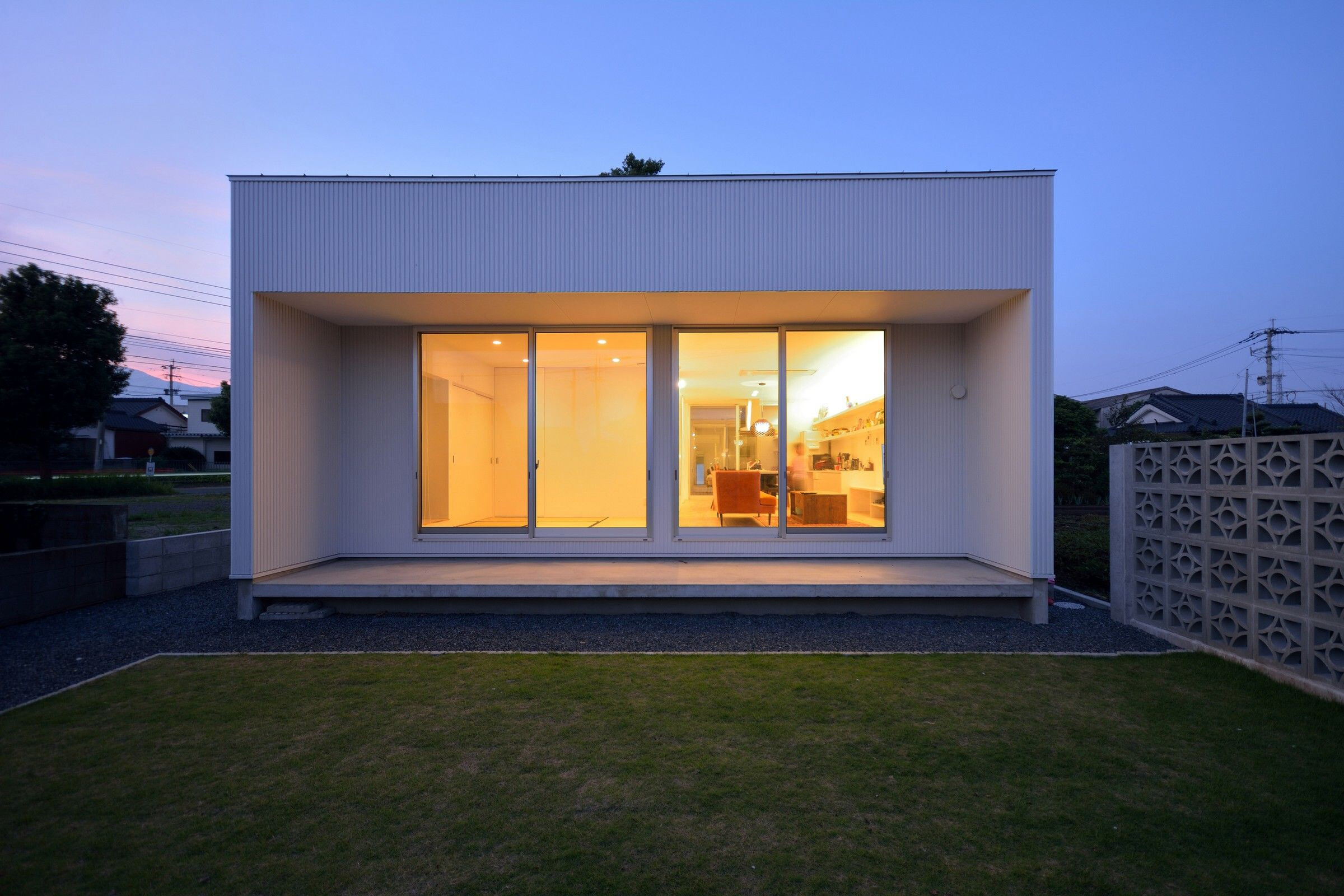 日本长型场地上的简约木质住宅-9