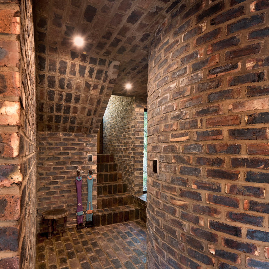 House of the Big Arch / Frankie Pappas-18