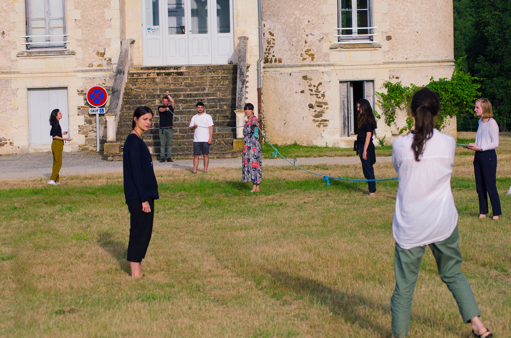 穿越 Boisbuchet 庄园的粉色线条-6