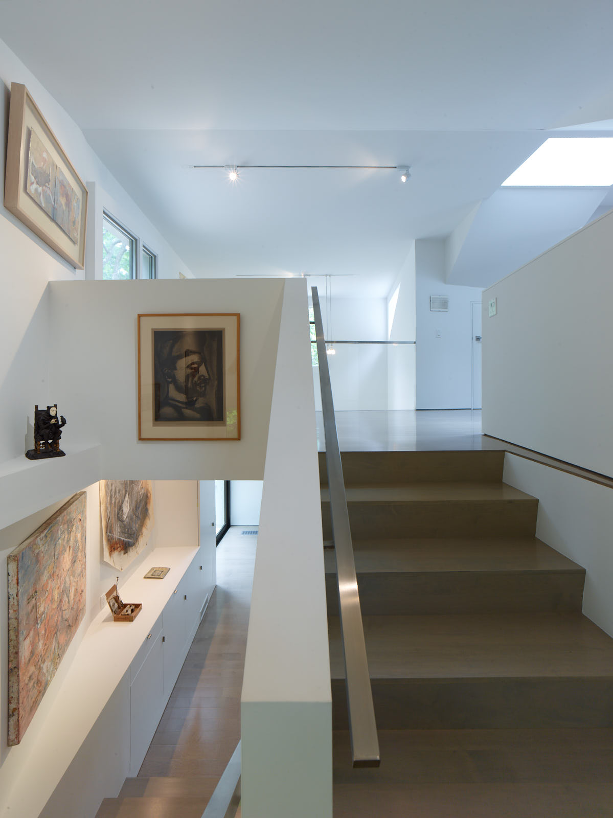 艺术家驻地；艺术家公寓（具体需结合语境选择最合适的，如果用于描述提供给艺术家居住创作的场所，艺术家驻地更合适；如果强调居住的公寓建筑性质，艺术家公寓更合适，一般情况下艺术家驻地更常用） 丨MB Architecture-7