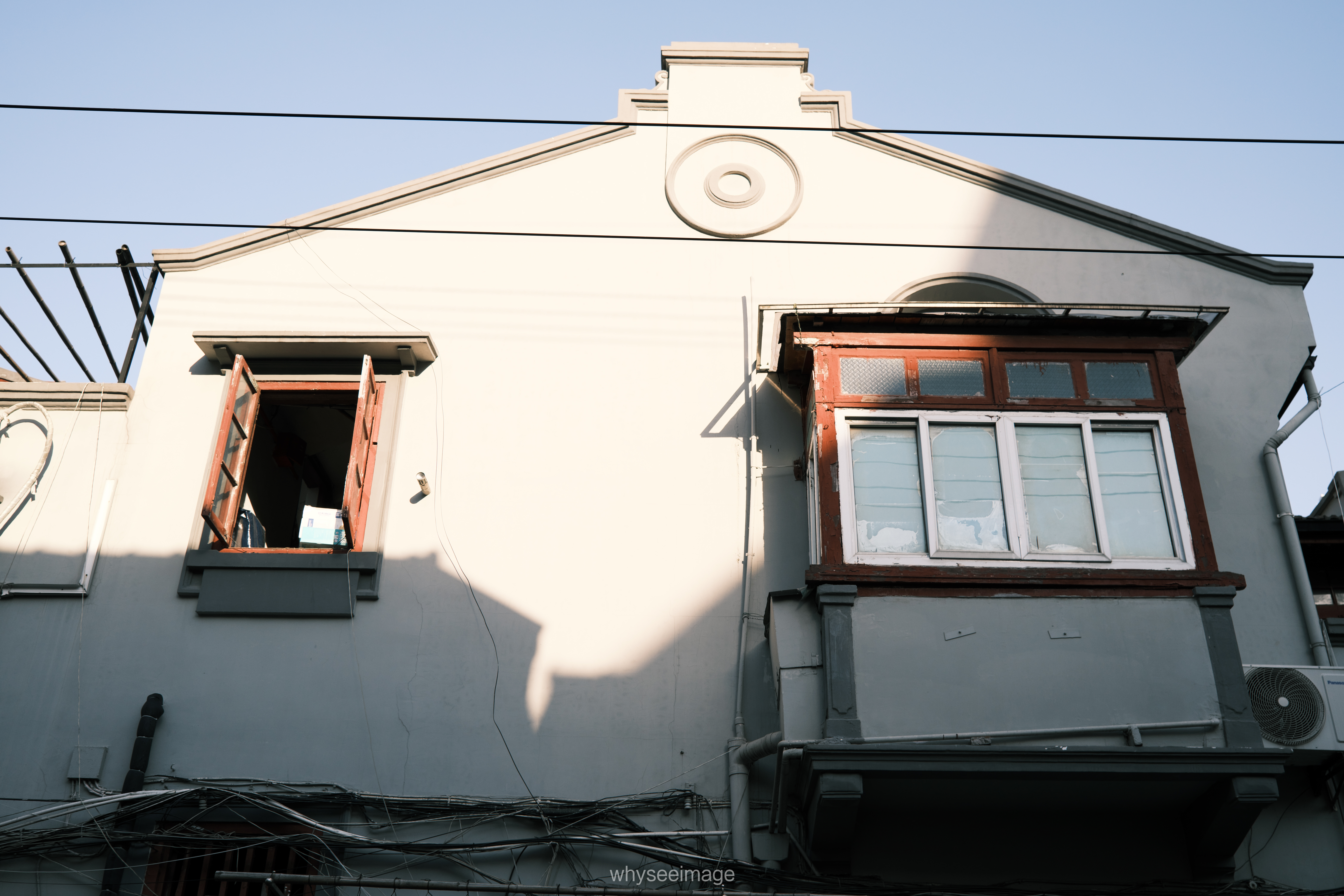 影子躺在地面上 · 不如回到街头丨中国上海丨whyseeimage-30