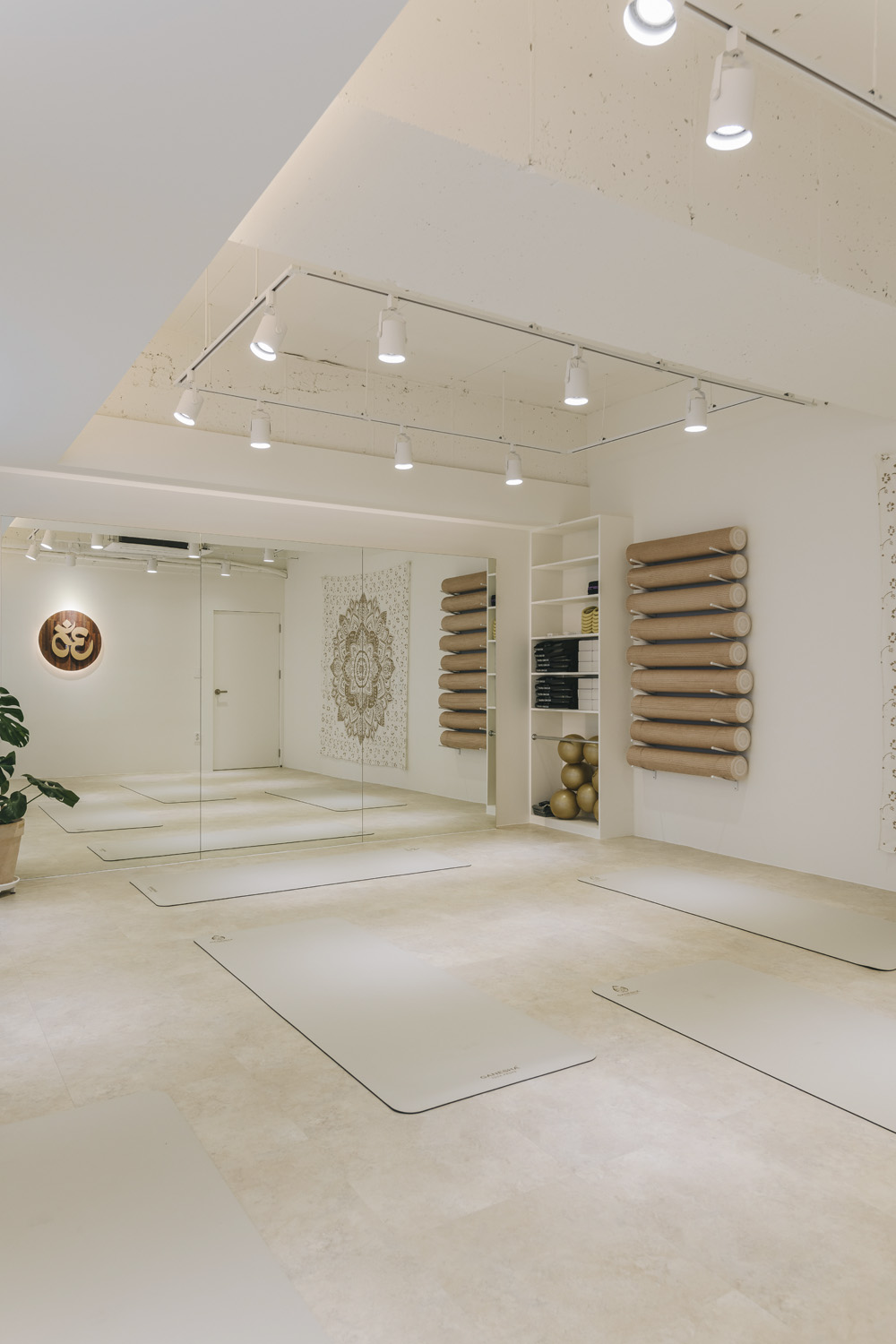 白色调的极简设计，韩国 Pilates 学院室内设计欣赏-14