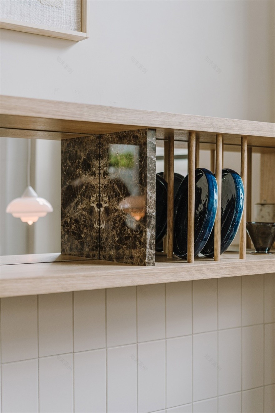 波兰 Nadzieja 现代风格餐厅 | 白色瓷砖、棕皮钢管椅展现包豪斯风格-10