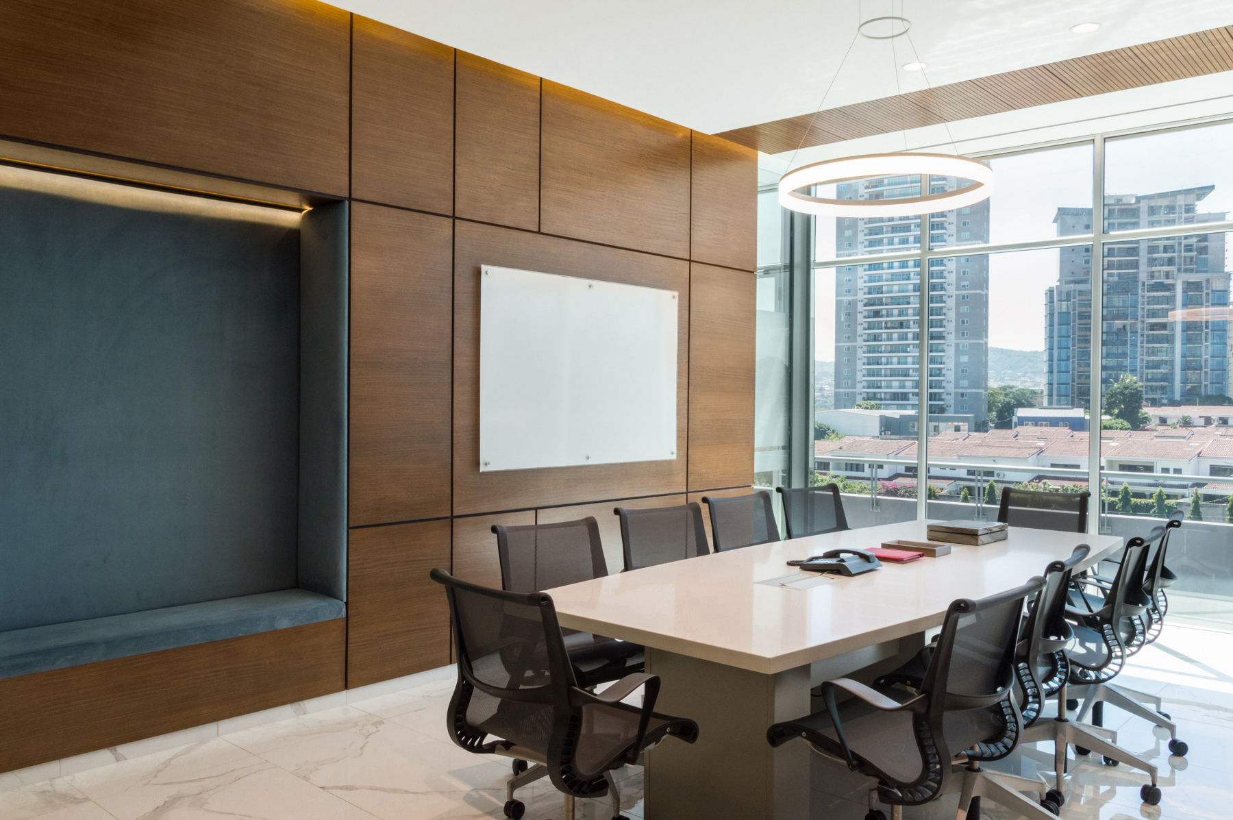 自然与建筑共融的 ARIAS LAW 办公室设计-10