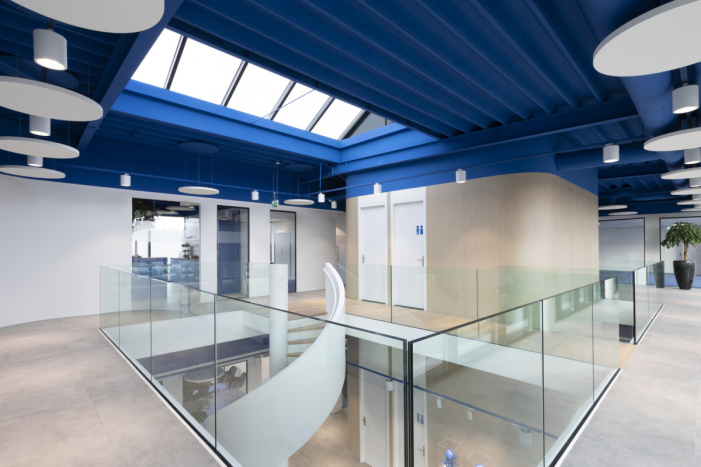 荷兰 Nouwens Transport 办公室的动态圆环设计-13