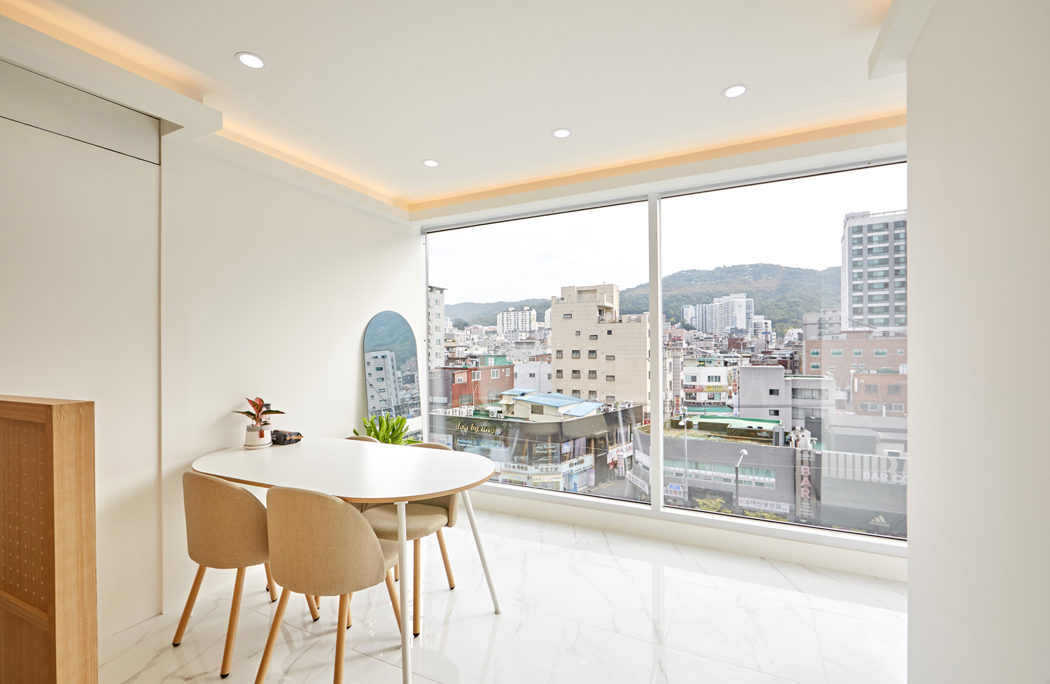 现代时尚的白色&木纹美妆店设计-8