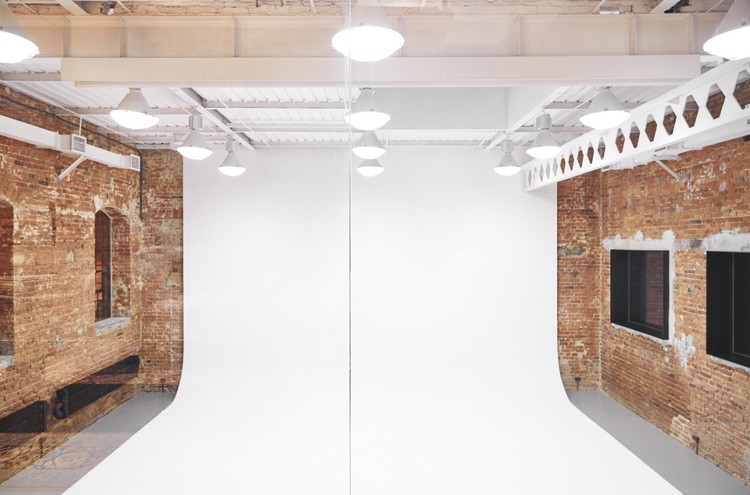波兰华沙摄影棚改造,工业风与现代化的完美结合-7