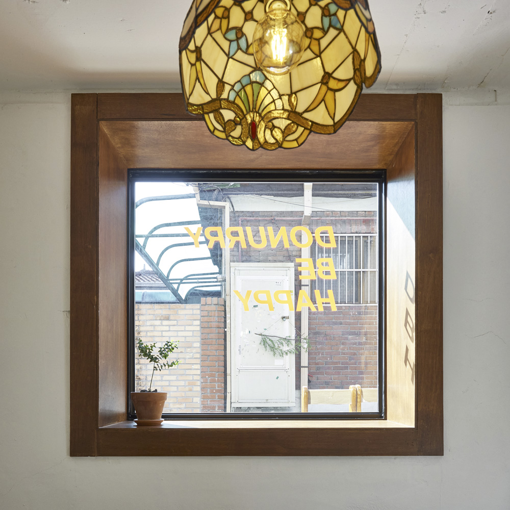 十平米打造温馨原木风咖啡馆，设计亮点一语道破-14