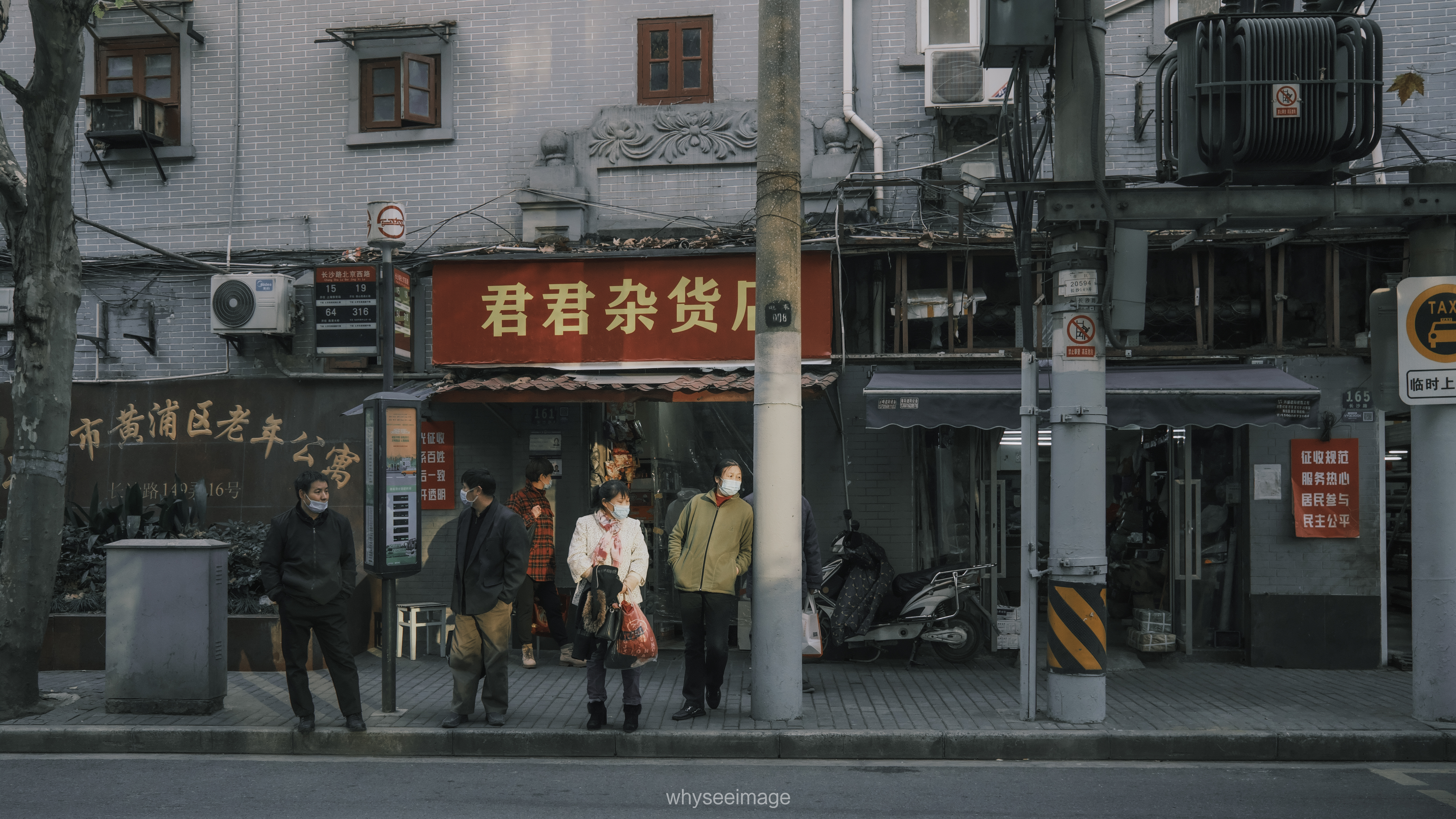 影子躺在地面上 · 不如回到街头丨中国上海丨whyseeimage-50