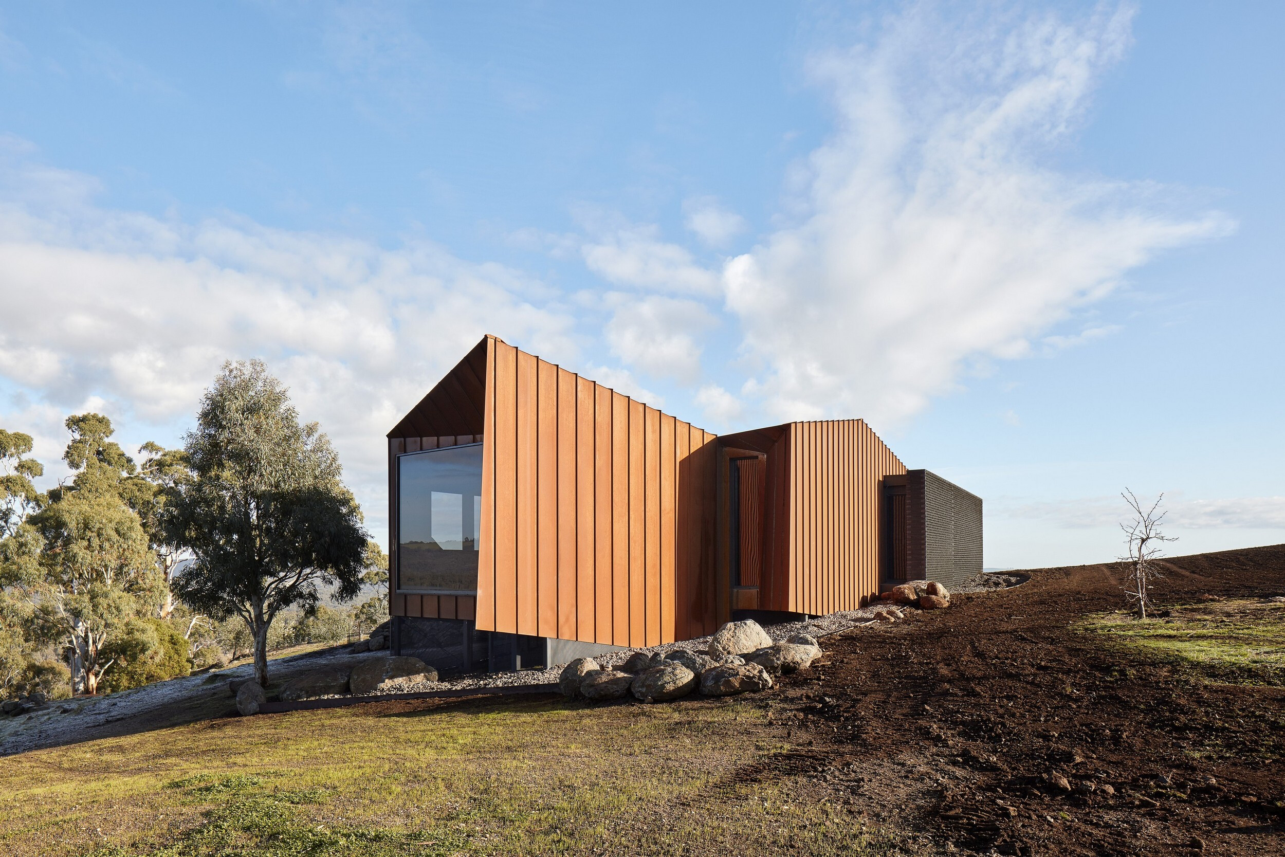 澳大利亚 Breakneck Gorge 度假屋 - 融入自然的折叠钢铁雕塑-18