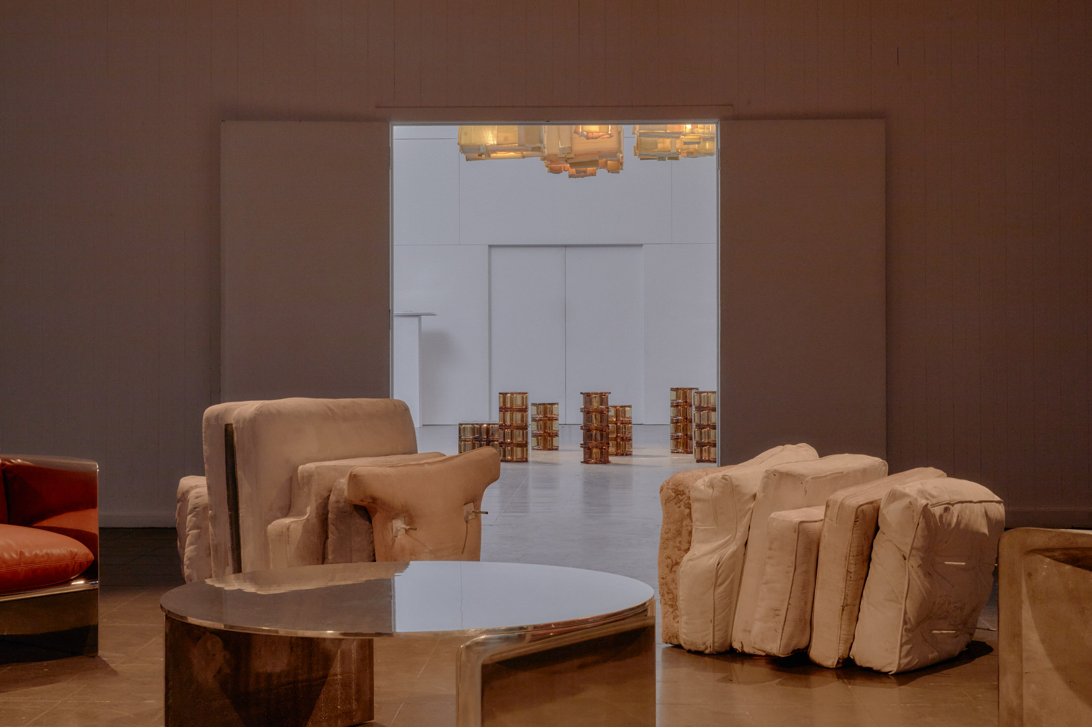 Tom Fereday & Charlie White 联合呈现 Versa,探讨废旧材料再利用的创意之作-2