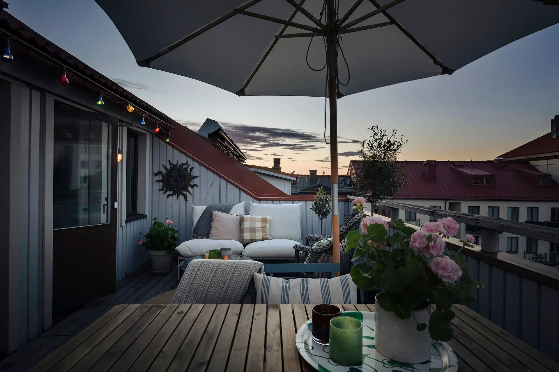 瑞典木质玻璃阁楼卧室设计-10