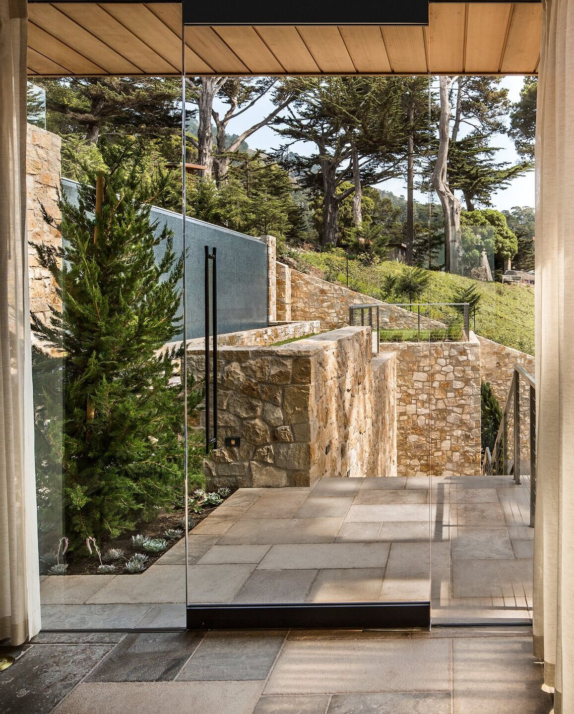 加州悬崖之上的绿色住宅-89