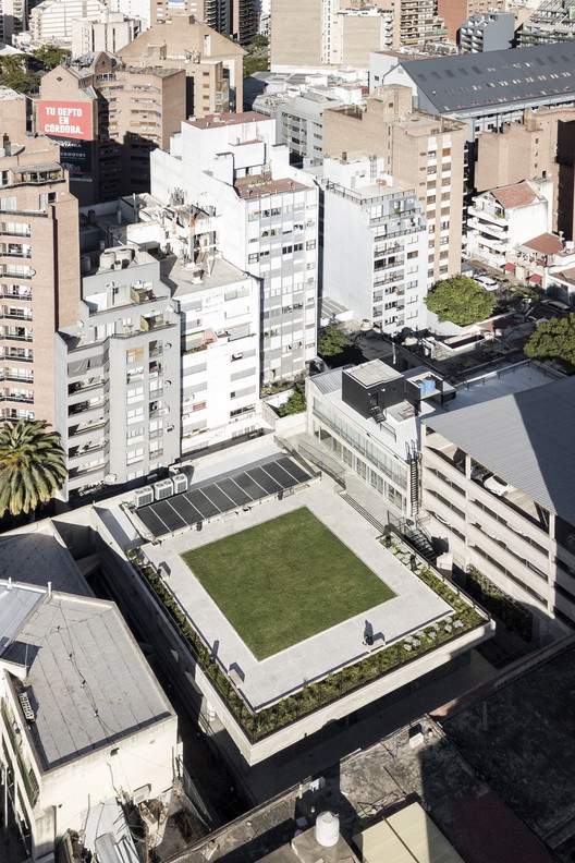 阿根廷建筑师协会总部 · 混凝土与绿意的共生-46