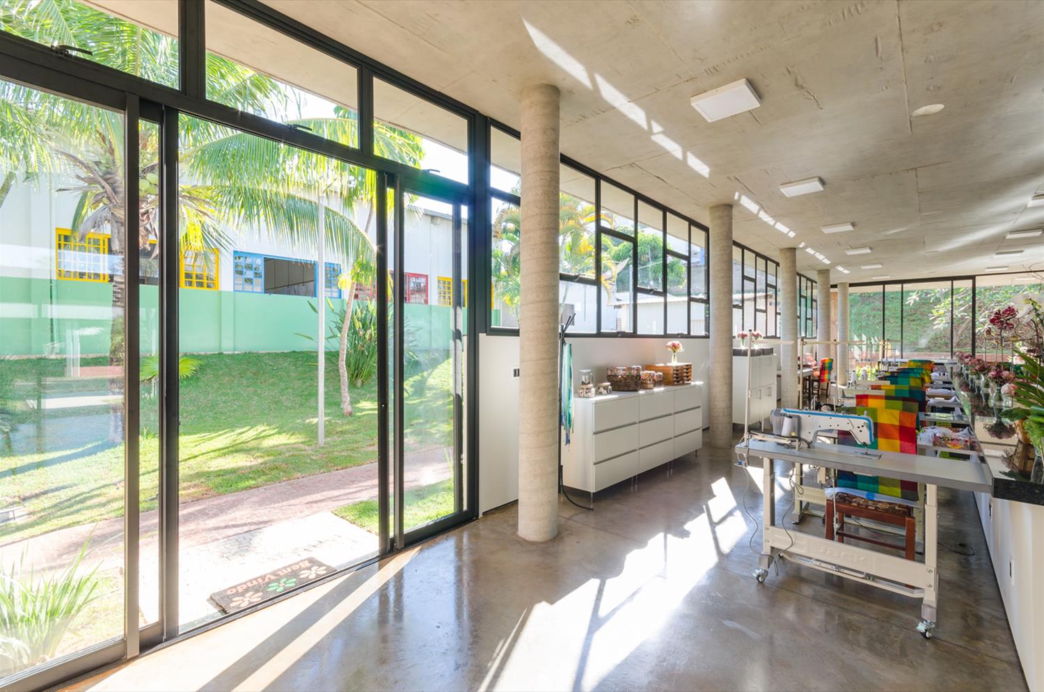 Clube de Mães · 简约现代的环保艺术建筑-11