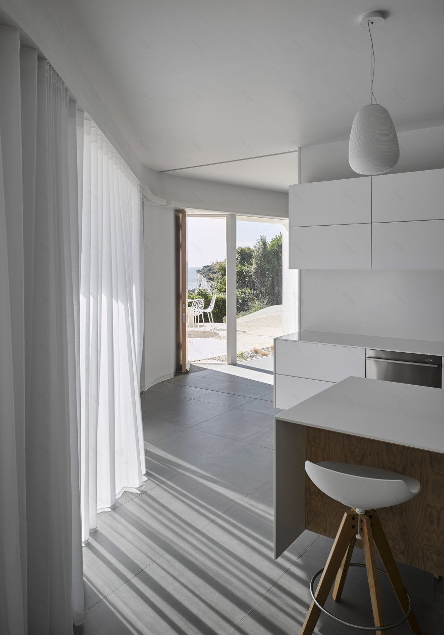 Tonkin Liu perches "castle-like" residence on Dover's white cliffs-22