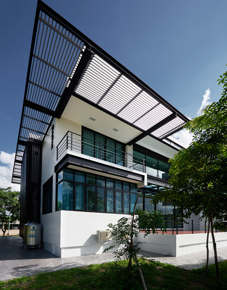 泰国田园风光中的现代钢结构之家-29