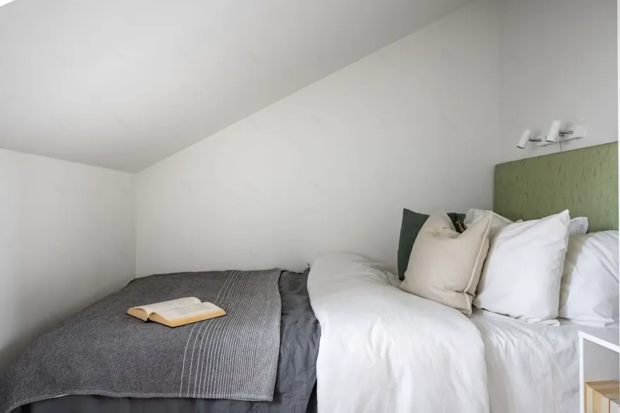 瑞典 38m2 顶层公寓 | 独特倾斜窗设计,空间明亮舒适-9