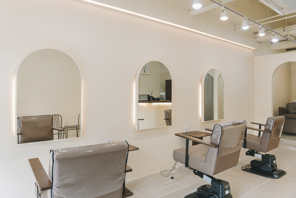 白色与木质，打造 10 平米的清新美容空间-8