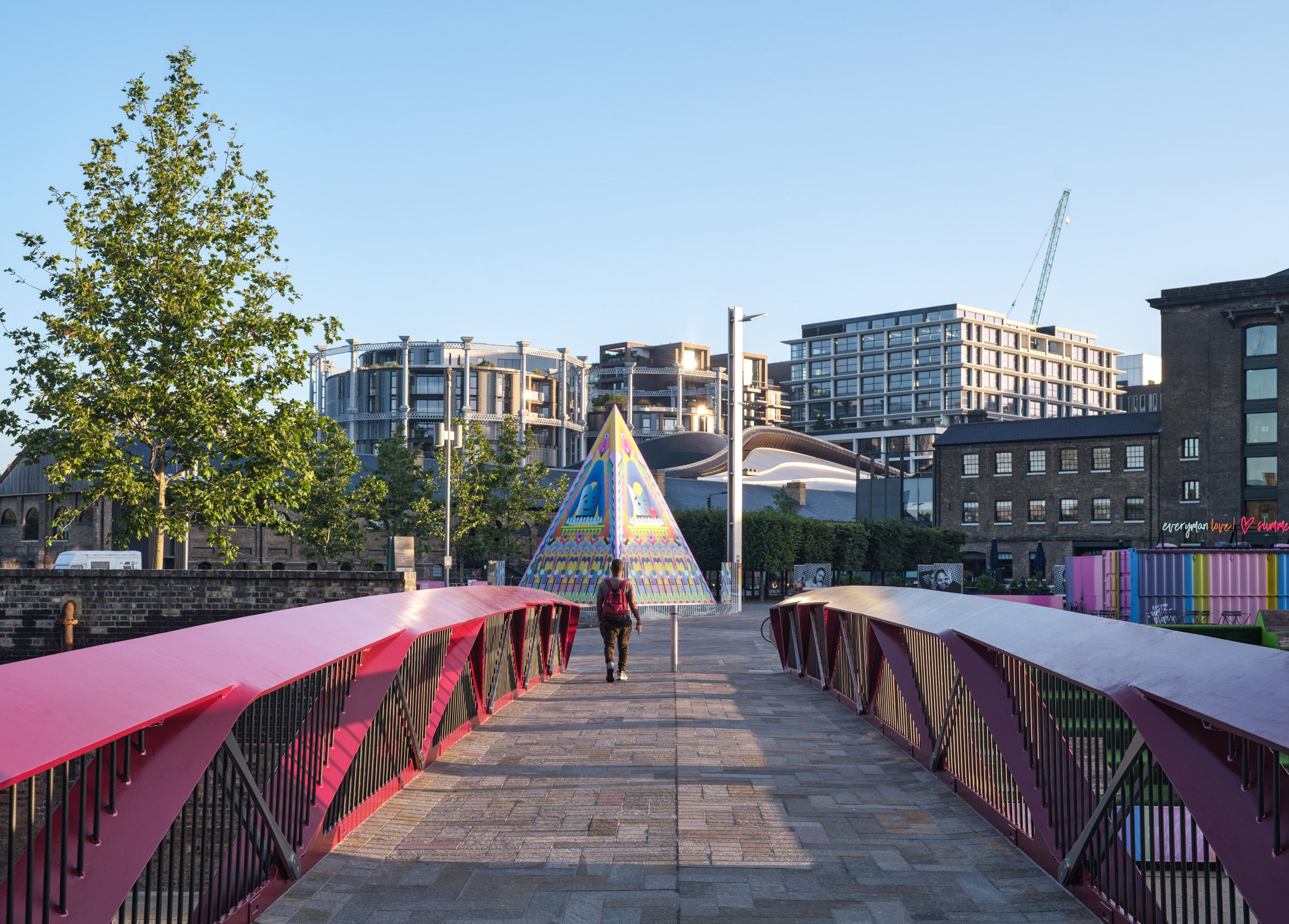 伦敦 Coal Drops Yard 购物中心新添 Esperance 红色人行桥-12