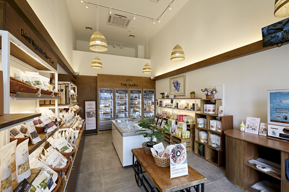 10 坪无人超市的白色与木纹之美-4