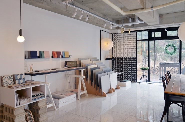 极简设计打造办公空间与展示厅-9