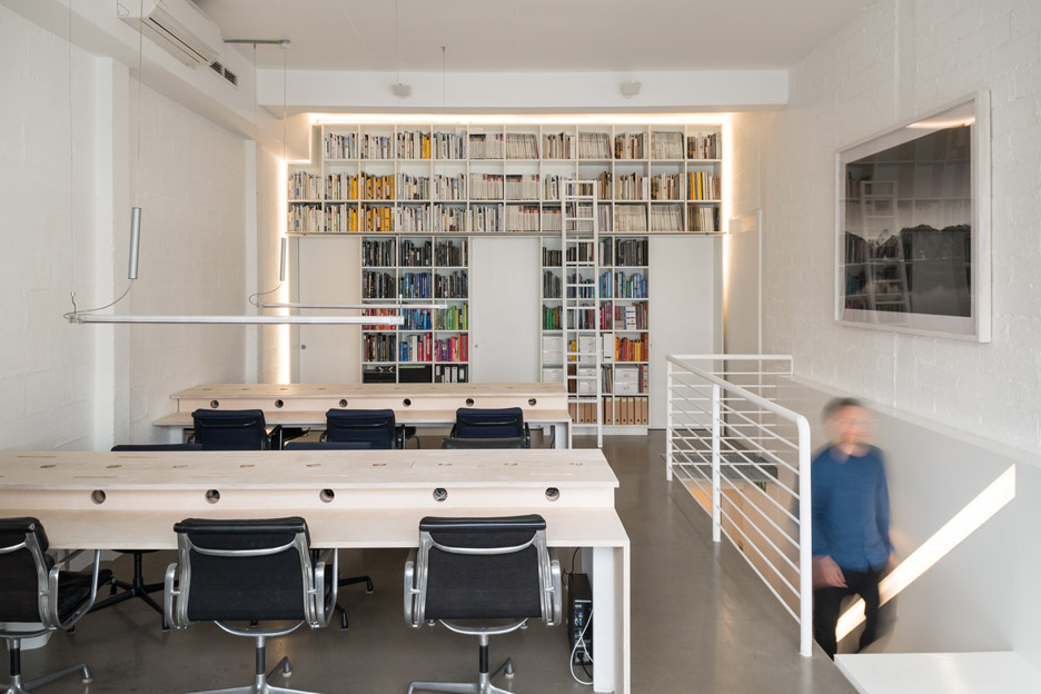 伦敦现代住宅办公室的定制家具与艺术品搭配-2