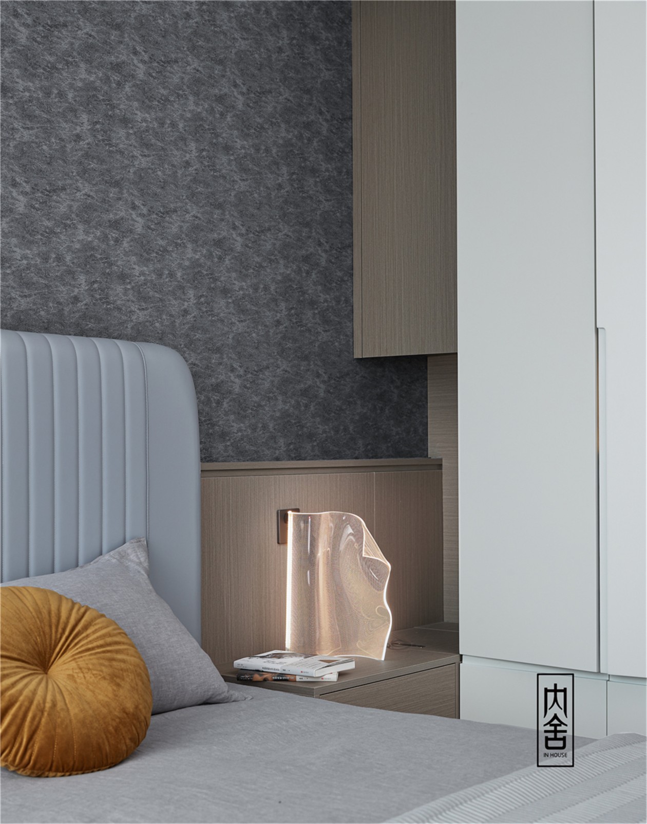 灰色调与橙色的碰撞,打造静谧优雅家居空间-34