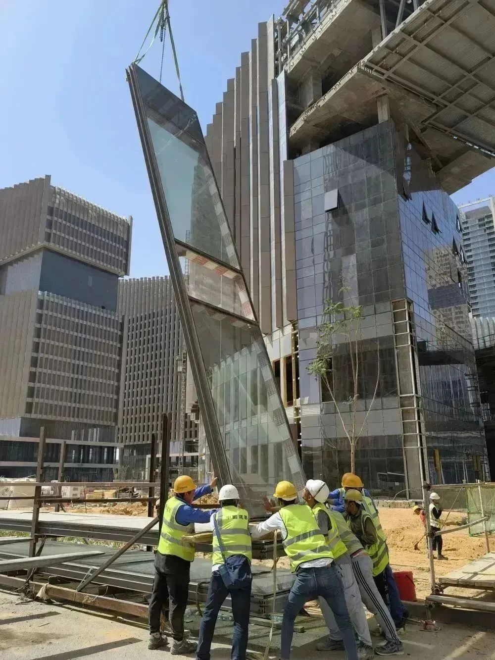 主流媒体刷屏丨中建深装为埃及“新金字塔”披上“防晒衣”-75