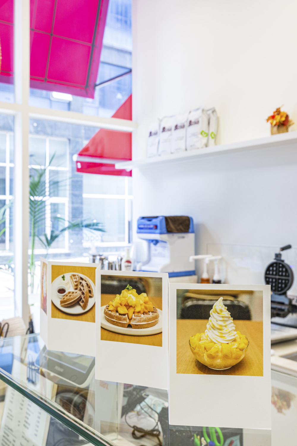 粉色点缀的 10 坪咖啡小店设计-13