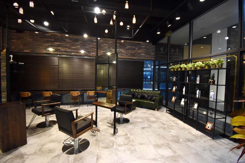 25 平米美妆小店，极简黑白色调打造青春时尚空间-4