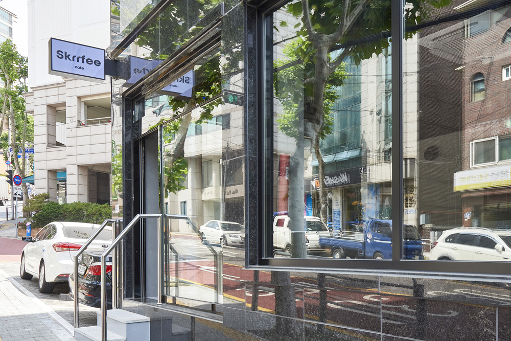 格雷顿现代咖啡厅 | 极简设计中的温馨空间-10