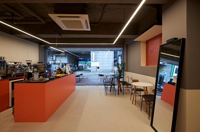 11 坪简约咖啡馆，色彩点睛的室内设计佳作-10