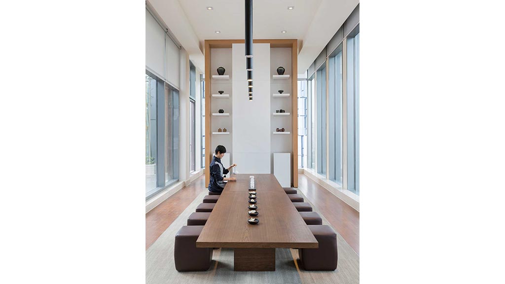 玻璃幕墙中的活力办公空间-5