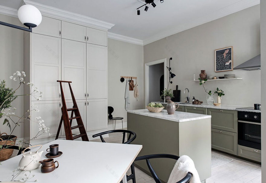 瑞典 71 平米绿色厨房不规则公寓设计-12