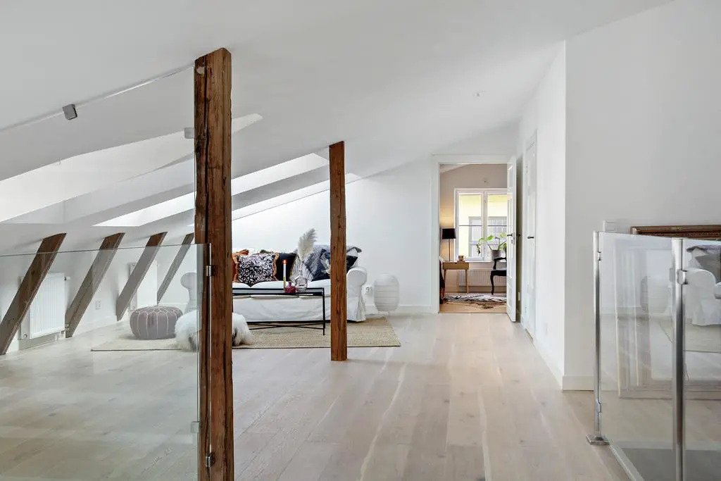 "瑞典 19 世纪古宅现代改造，工业风格窗户展现独特魅力"-14